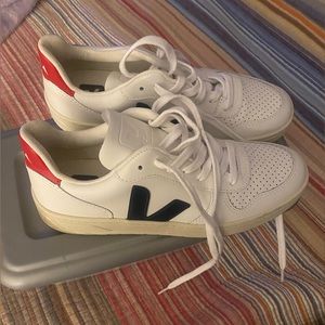 Ladies all leather Veja sneakers in excellent condition